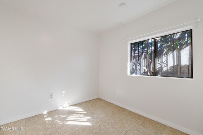 Building Photo - 11018 Sutter Ave