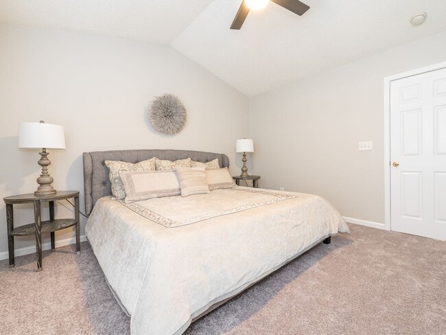 Building Photo - Super Townhouse with 2 MASTER BEDROOMS!