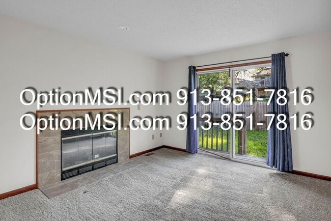Building Photo - Spacious Townhome!
