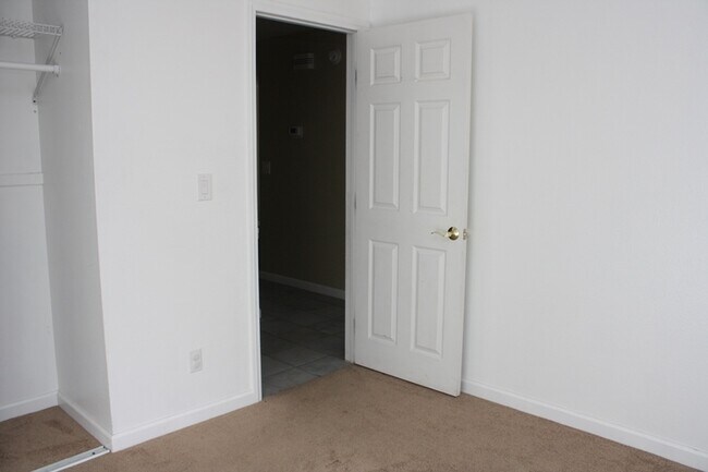 Building Photo - Fabulous 3 bedroom 2 bathroom Big Back Yard