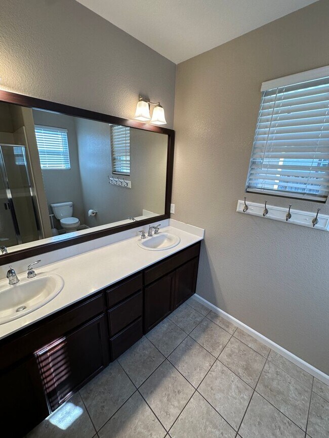 Building Photo - Beautiful 3 Bed 2 Bath House in a Great Lo...