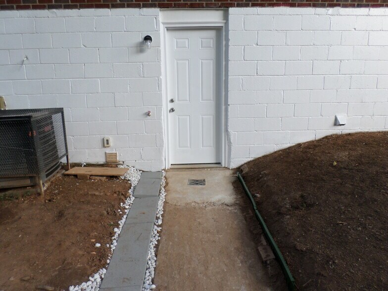 Building Photo - 2297 Glendale Dr