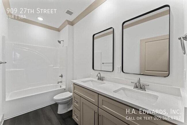 Building Photo - 909 27th St