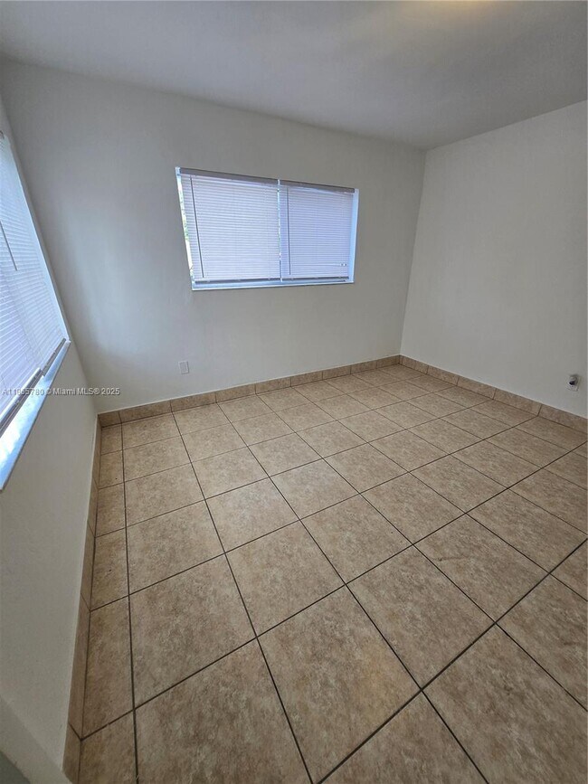 Building Photo - 3110 NW 19th Ave