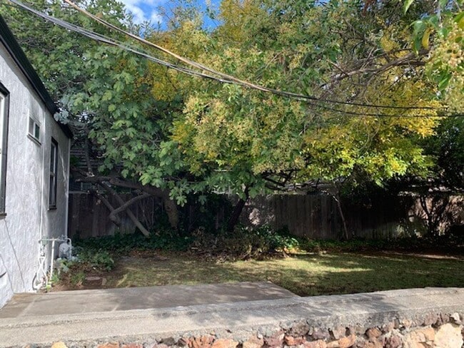 Building Photo - Adorable Three Bedroom, One-story Home in ...