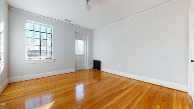 Building Photo - 817 Hillsborough St