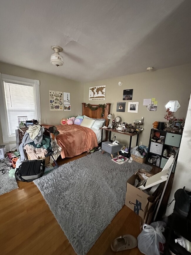 Building Photo - 4 Bed 2 Bath close to UWEC!