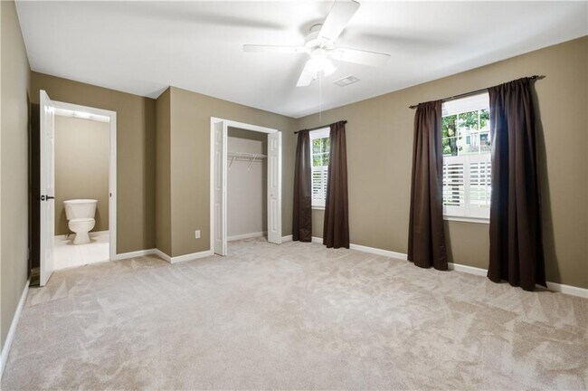 Building Photo - 5525 Hampstead Way
