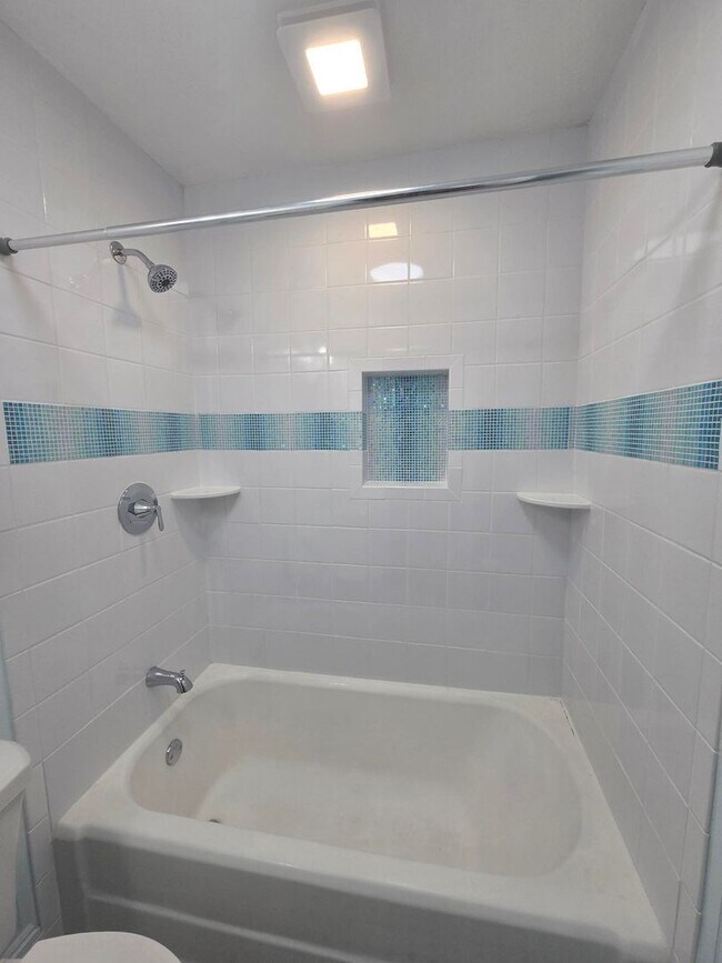 Building Photo - C1122 Woodbury Row