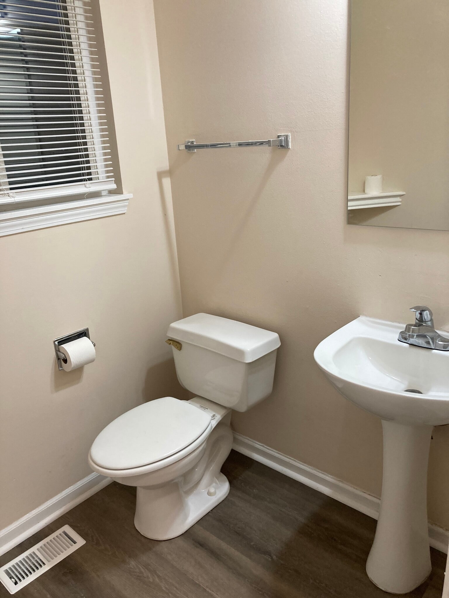 Powder room I floor - 12 Gail Ct