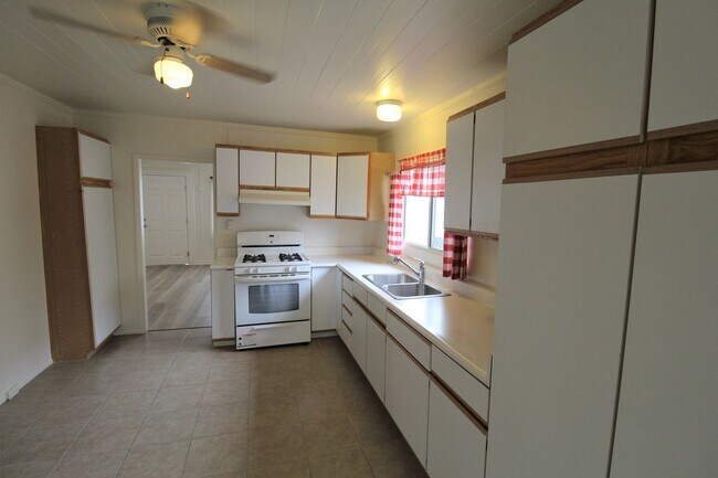 Building Photo - Downtown Ventura Bungalow with Beautiful Y...