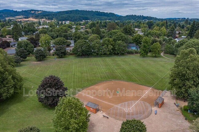 Building Photo - 1950 NW Hayes Ave
