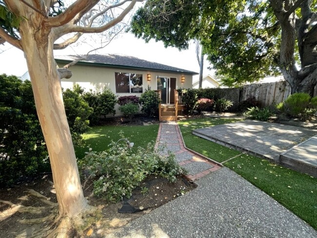 Building Photo - 3BD 1 BA Home in San Carlos with large bac...