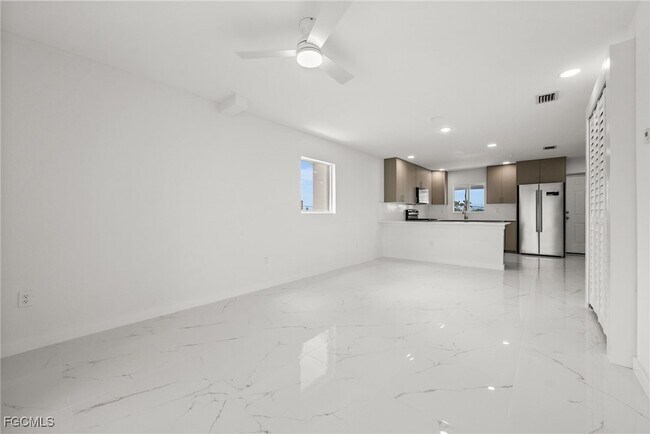 Building Photo - 721 SW 30th Terrace