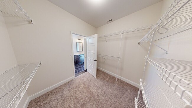 Building Photo - Modern Comfort, Great Location, and Pet-Fr...