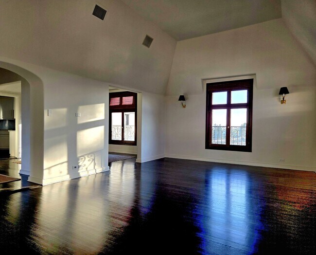 Building Photo - 316 N Rossmore Ave