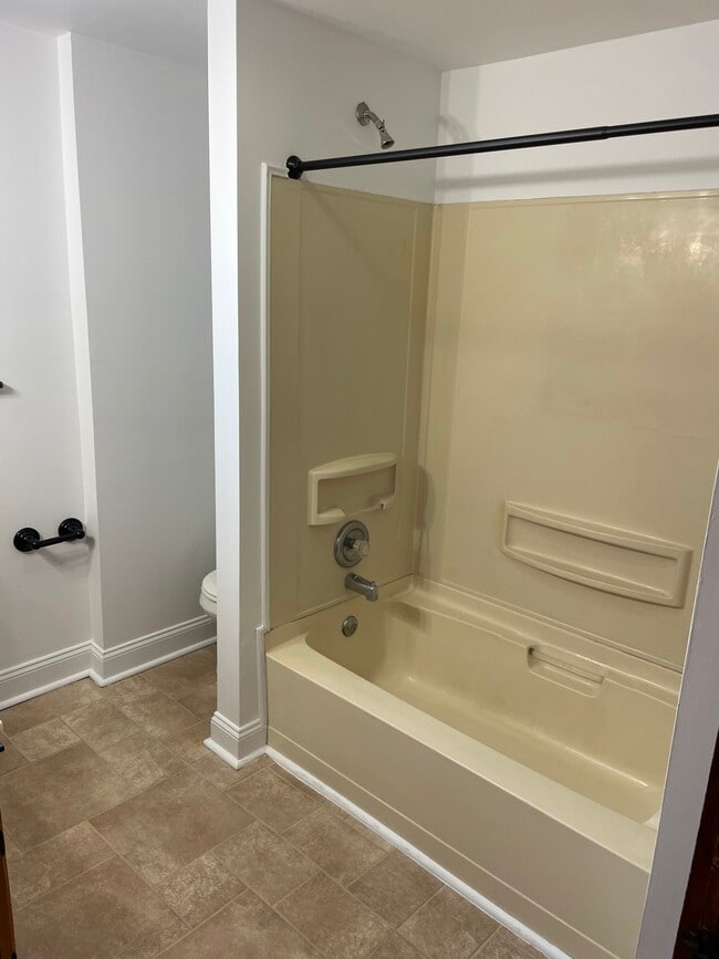 Full Bath ( 2nd Floor) - 1380 Diamond Station Rd