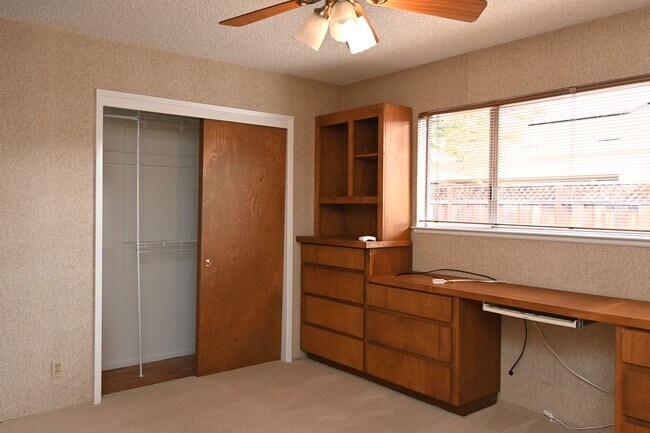 Building Photo - Prime Willow Glen, Just In Time for the Ho...