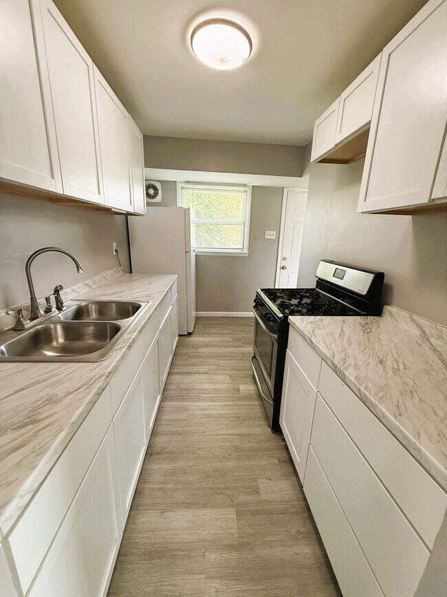 Building Photo - 323 Shepley Dr