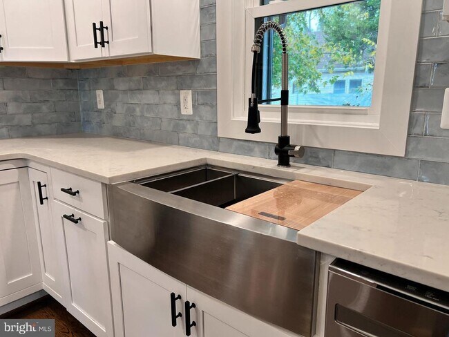 Building Photo - 210 Point Ln