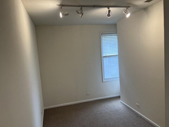 Building Photo - 3 bedroom in Chicago IL 60622