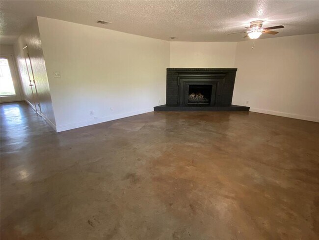 Building Photo - 2406 Broken Oak Dr