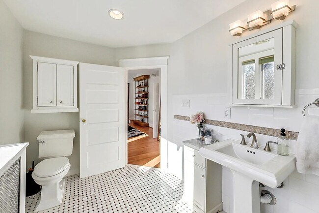 Building Photo - Palisades, NW Washington, DC - Beautiful 4...