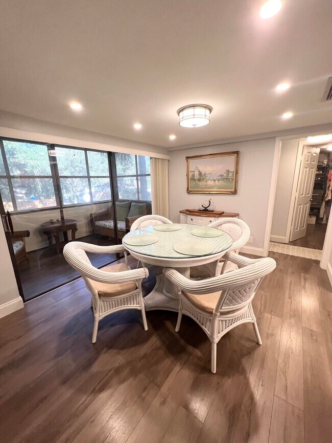 Building Photo - 1660 12 Oaks Way