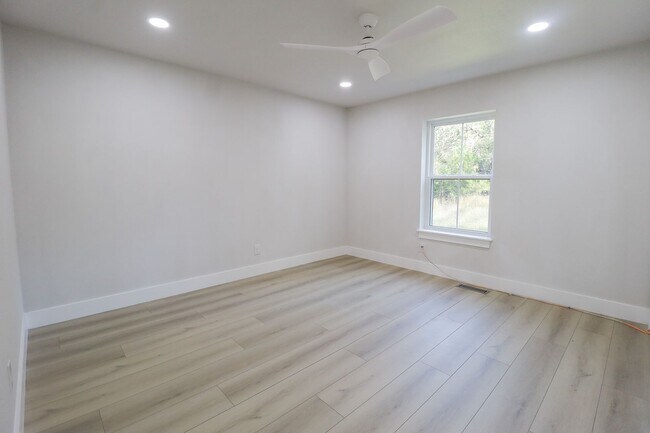 Building Photo - 4 Bed | 3 Bath on Keystone Lake!