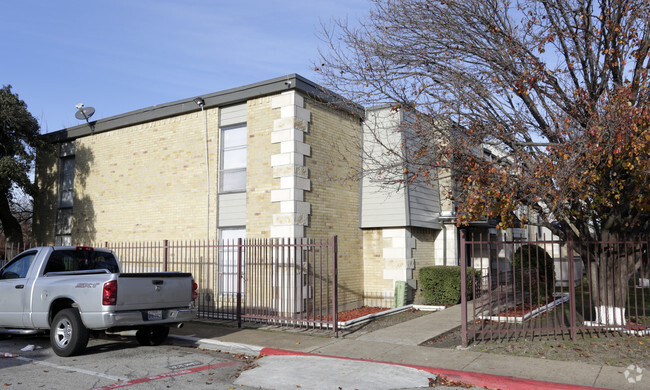 Building Photo - Highland Park Apartments