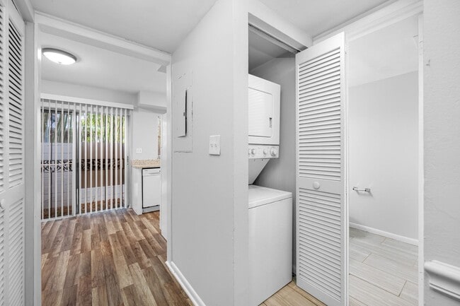 Building Photo - Renovated Seminole Heights Townhome with Laundry Included