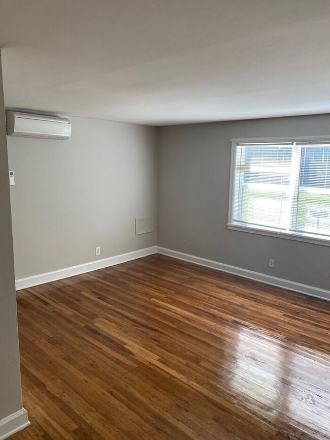 Building Photo - Spacious One Bedroom Apartment Near L5P & ...