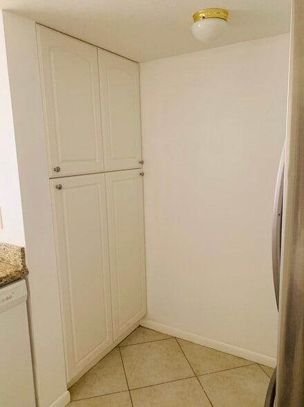 lots of space in kitchen gabinets - 950 Egret Cir