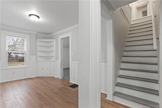 Building Photo - 393 Huntington St