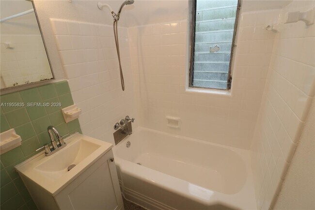 Building Photo - 1139 NE 10th Ave