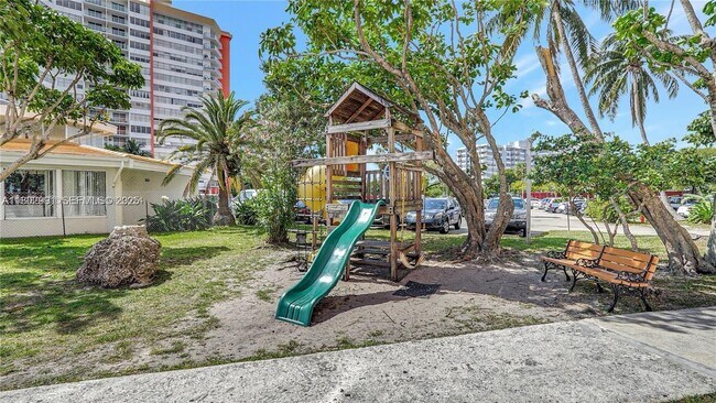 Building Photo - 1301 NE Miami Gardens Dr