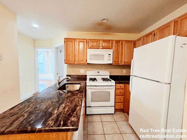 Apt 403 - 95 Westland Ave