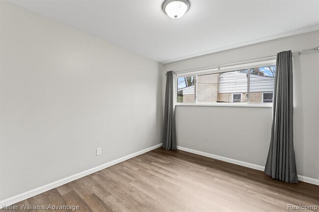 Building Photo - 2479 Ivanhoe Dr