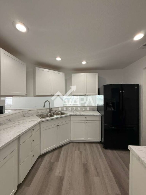 Building Photo - 9747 Fortune Ridge Dr
