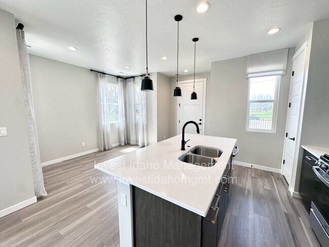Building Photo - Luxury Living in the Heart of Star, ID – Gated Townhome with High-End Finishes