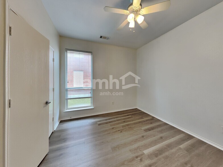 Building Photo - 1105 Skylark Dr