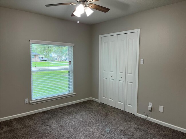 Building Photo - 304 S Shadowbend Dr