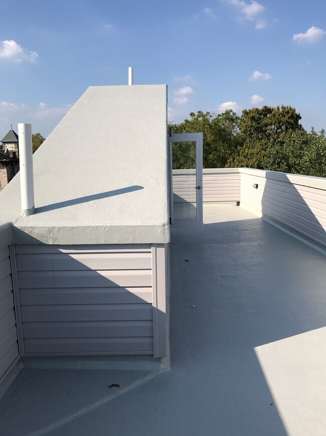 Building Photo - Bi-level 2fl 3fl 4B3B unit | Walking dista...