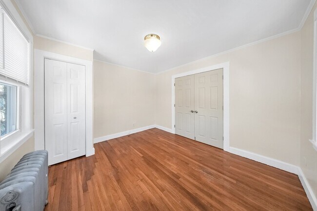 Building Photo - 25 5th Ave