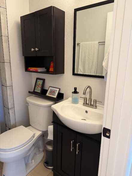 Building Photo - 406 W Azeele St