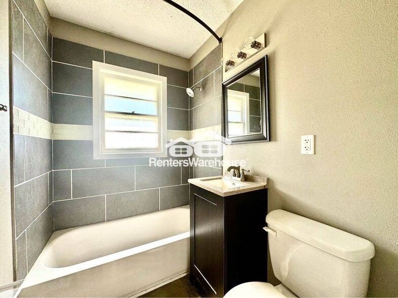 Building Photo - 2731 Bennett Ave