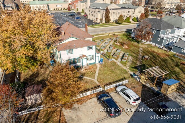 Building Photo - 263 W Muskegon Ave