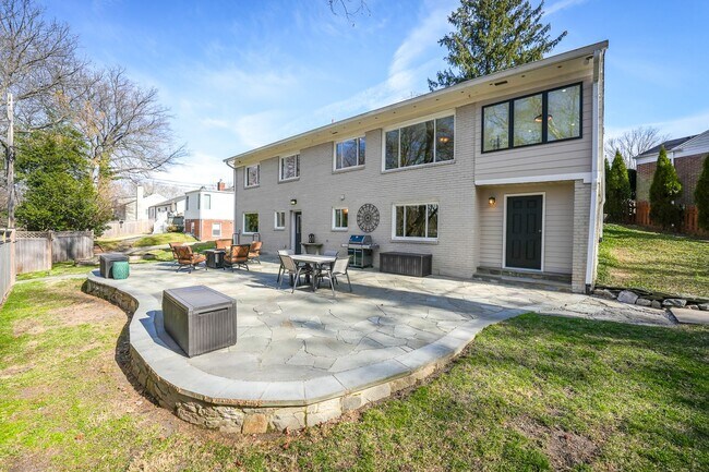 Building Photo - 5128 Linnean Terrace NW