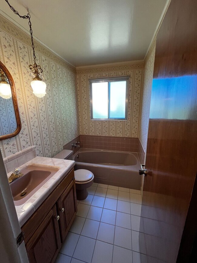 Building Photo - Beautiful 6 Bedroom/4 Bathroom in Centerville