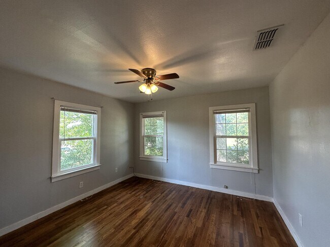 Building Photo - 208 N Bowie St